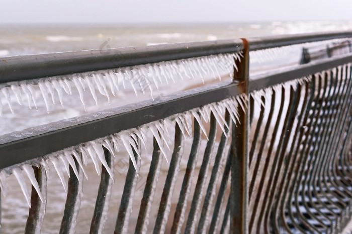 金属栅栏覆盖与冰柱冰冷的铁栅栏冰冷的铁栅栏金属栅栏覆盖与冰柱