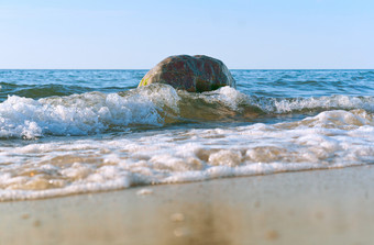 的海波支安打的海岸的波打破的沿海岩石的波打破的沿海岩石的海波支安打的海岸