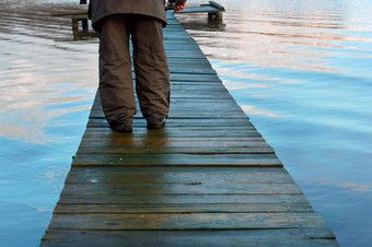 秋天走的木甲板码头的湖走沿着的河码头码头的湖秋天走的木甲板走沿着的河码头