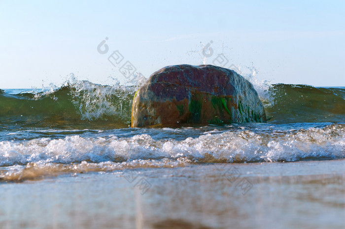 的海波支安打的海岸的波打破的沿海岩石的波打破的沿海岩石的海波支安打的海岸