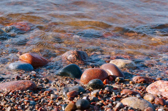 海彩色的石头岩石海滨海波和鹅卵石岩石海滨海波和鹅卵石海彩色的石头