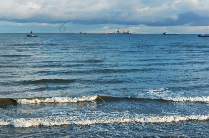 海波和云的天空石油和气体安装的海石油和气体安装的海海波和云的天空