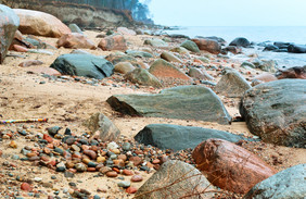 岩石海岸的海大石头的海海岸大石头的海海岸