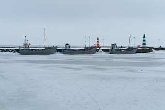 三个钓鱼船的冰的钓鱼船的码头冬天的钓鱼船的码头冬天三个钓鱼船的冰