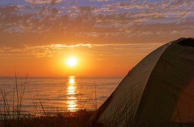 旅游帐篷的海滩野营与帐篷的夏天野营与帐篷