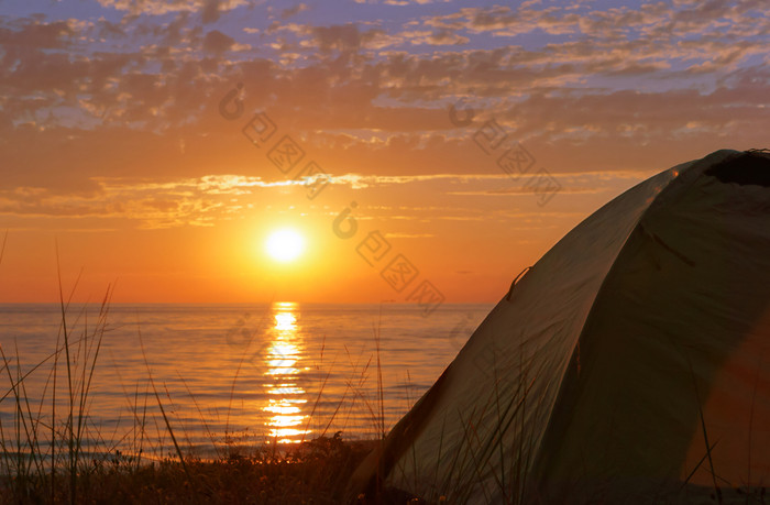 旅游帐篷的海滩野营与帐篷的夏天野营与帐篷的夏天旅游帐篷的海滩