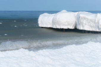 海波的冰冷的雪泥浆冰防波堤的海海海岸冬天冰防波堤的海海波的冰冷的雪泥浆海海岸冬天