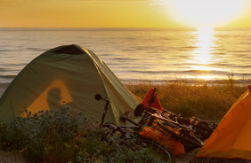 骑自行车的人野营旅游帐篷的海滩野营与帐篷