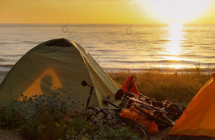 骑自行车的人野营旅游帐篷的海滩野营与帐篷的夏天野营与帐篷的夏天旅游帐篷的海滩