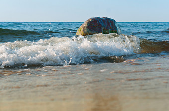 的海波支安打的海岸的波打破的沿海岩石的波打破的沿海岩石的海波支安打的海岸