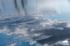 块冰的水早期春天云反映了的水云反映了的水块冰的水早期春天