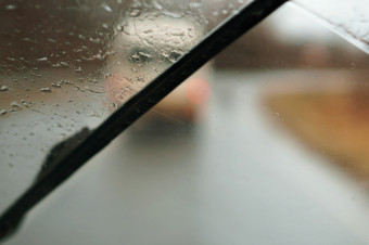 雨滴的车视图通过湿玻璃多雨的天气湿路视图通过湿玻璃多雨的天气湿路雨滴的车