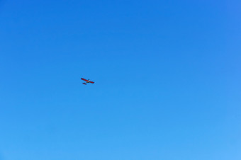 滑翔机的天空小飞机<strong>翱翔</strong>的蓝色的天空小飞机<strong>翱翔</strong>的蓝色的天空滑翔机的天空