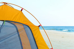 黄色的旅游帐篷帐篷站的沙子的海帐篷站的沙子的海黄色的旅游帐篷
