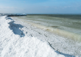 冰污泥的海石油平台的冬天海的地平线石油平台的冬天海的地平线冰污泥的海
