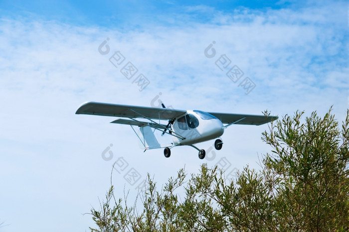 小白色飞机飞行滑翔机的天空小飞机飞行滑翔机的天空小飞机飞行小白色飞机飞行