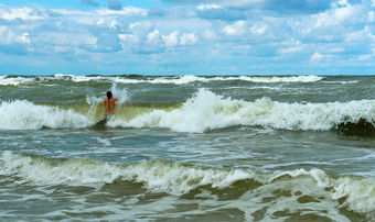 女孩沐浴的海波游泳在<strong>风暴</strong>海游泳在<strong>风暴</strong>海女孩沐浴的海波