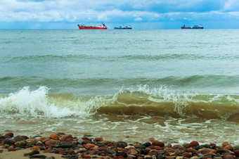 三个船只的地平线<strong>海波</strong>洗在的海岸<strong>海波</strong>洗在的海岸三个船只的地平线