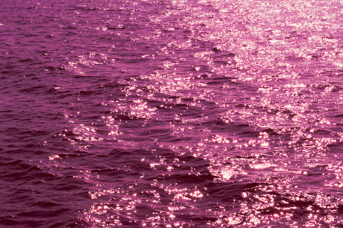 粉红色的语气背景水表面涟漪的水涟漪的水背景水表面