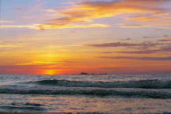 高海滨陡峭的海<strong>海岸</strong>的波罗的海海陡峭的海<strong>海岸</strong>的波罗的海海高海滨