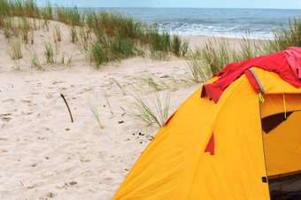 帐篷和火的海滩黄色的帐篷的沙子帐篷和火的海滩