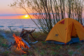 帐篷和火的海滩黄色的帐篷的沙子帐篷和火的海滩