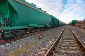 运费火车绿色运费火车汽车是的跟踪的铁路运费火车绿色