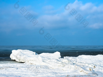 冬天景观的海的冰雪覆盖的防浪堤的冰雪覆盖的防浪堤冬天景观的海