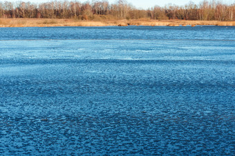 的湖覆盖与冰泥浆冰冷的自然池塘冰冷的自然池塘的湖覆盖与冰泥浆