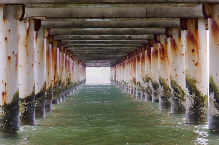 混凝土柱子的水钢筋混凝土支持的海散步钢筋混凝土支持的海散步混凝土柱子的水