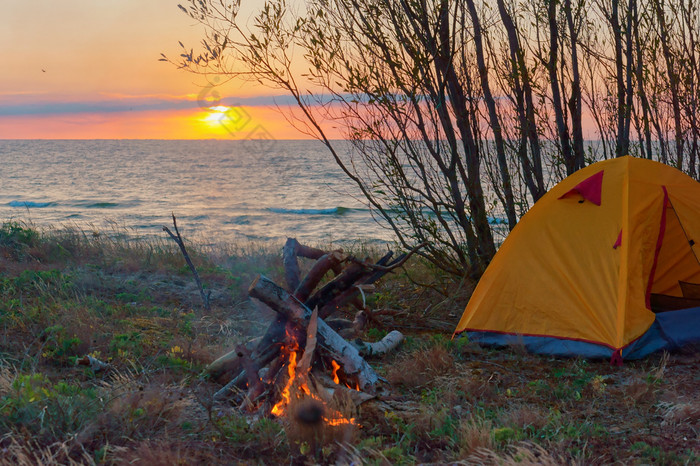 旅游帐篷日落野营的海野营的海旅游帐篷日落