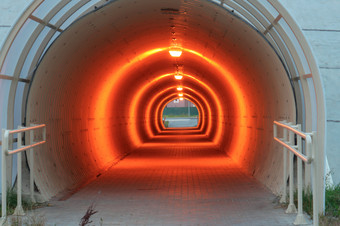 隧道下的高速公路照亮地下通道照亮地下通道隧道下的高速公路