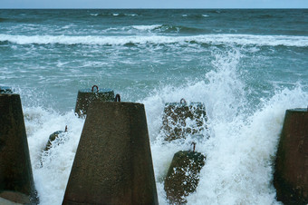 波打破的防浪堤海波的沿海防御工事海波的沿海防御工事波打破的防浪堤