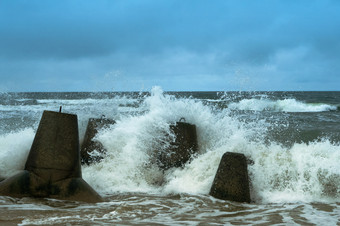 波打破的防浪堤海波的沿海防御工事海波的沿海防御工事波打破的防浪堤