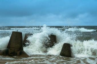 波打破的<strong>防</strong>浪堤海波的沿海<strong>防</strong>御工事海波的沿海<strong>防</strong>御工事波打破的<strong>防</strong>浪堤