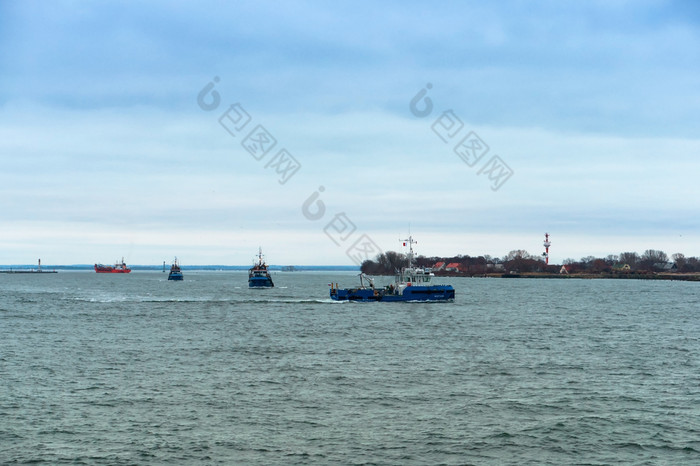小钓鱼船小蓝色的船波罗的海海加里宁格勒地区俄罗斯2月小钓鱼船小蓝色的船