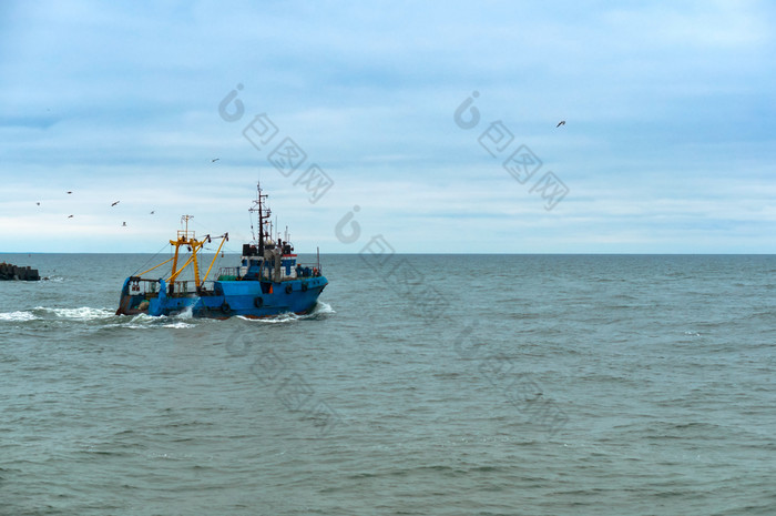 小钓鱼船小蓝色的船波罗的海海加里宁格勒地区俄罗斯2月小钓鱼船小蓝色的船