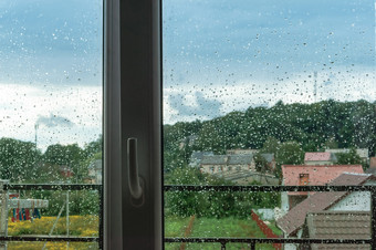 恶劣天气外的窗口的视图多雨的天气的视图多雨的天气恶劣天气外的窗口