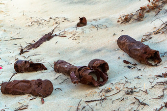 金属对象的沙子生锈的碎片的海滩生锈的碎片的海滩金属对象的沙子