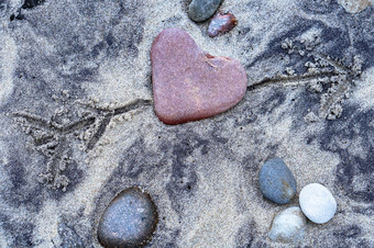 红色的石头心海石头的<strong>形状</strong>心的<strong>沙子</strong>海石头的<strong>形状</strong>心的<strong>沙子</strong>红色的石头心