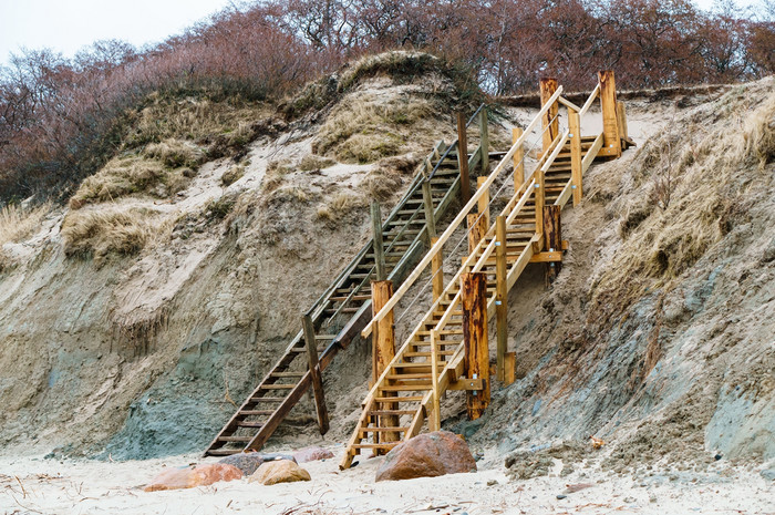 木楼梯的海边楼梯陡峭的海海岸楼梯陡峭的海海岸木楼梯的海边