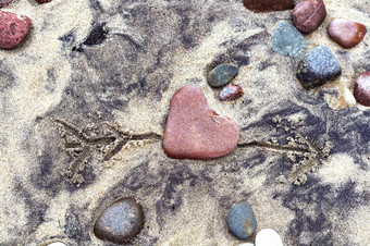 红色的石头心海石头的形状心的沙子海石头的形状心的沙子红色的石头心