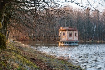 老观察甲板的池塘观察露台的湖巨人村伟大的池塘加里宁格勒地区俄罗斯老观察甲板的池塘观察露台的湖