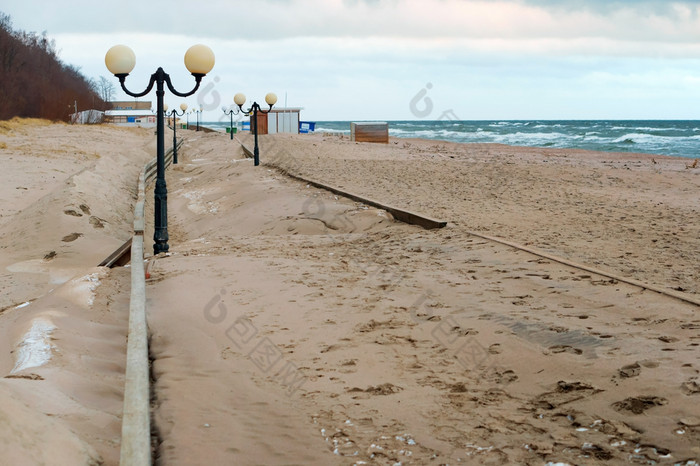 沙土覆盖着散步海散步后风暴扬塔尼村加里宁格勒地区俄罗斯1月沙土覆盖着散步海散步后风暴