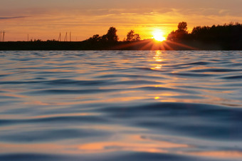 日落的湖的太阳集在的地平线的太阳集在的地平线日落的湖