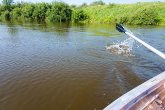 桨触摸的水表面漂流的河皮划艇漂流的河皮划艇桨触摸的水表面