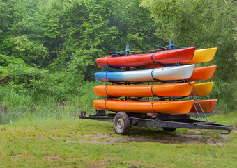 的预告片与八个独木舟皮艇车交付的河皮艇车交付的河的预告片与八个独木舟