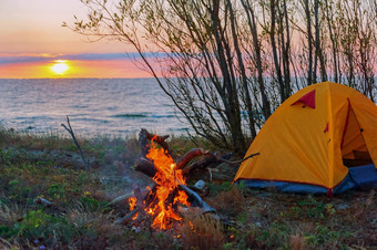 野营帐篷日落的野营的海岸的海的野营的海岸的海野营帐篷日落