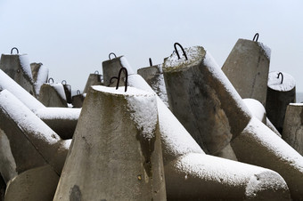 混凝土<strong>防波堤</strong>雪沿海防御工事冬天沿海防御工事冬天混凝土<strong>防波堤</strong>雪