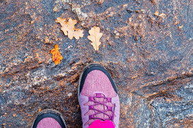 走巨大的石头走靴子岩石表面走靴子岩石表面